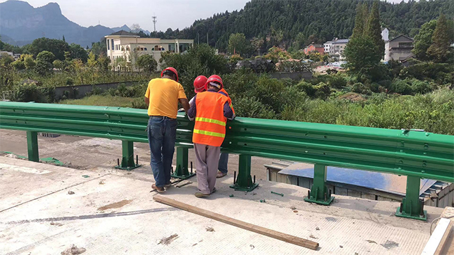 铜陵高速公路护栏板的维护确保道路安全的关键环节